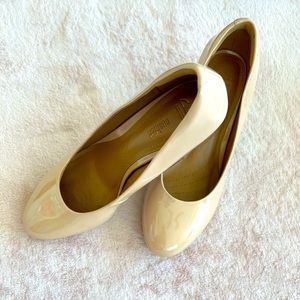Clarks Collection, Soft Cushion Patent Leather Pumps, Size 10 , Tan Never Worn.